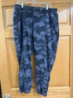 Old Navy Women's Black & Gray Camo Jogger Track Pants